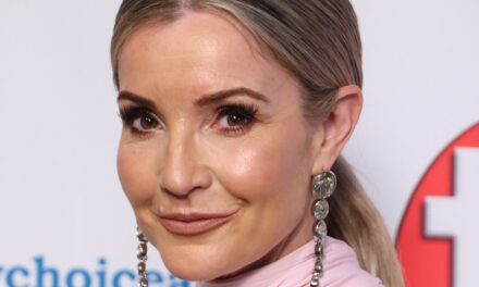 Helen Skelton éblouit dans sa robe de rêve pour le tapis rouge