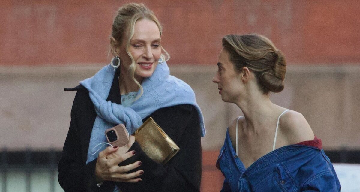 Uma Thurman est une mère bohème de la mariée alors qu&rsquo;elle soutient sa fille Maya Hawke