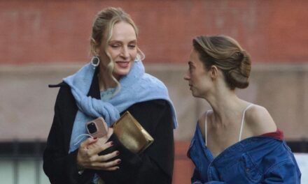 Uma Thurman est une mère bohème de la mariée alors qu&rsquo;elle soutient sa fille Maya Hawke