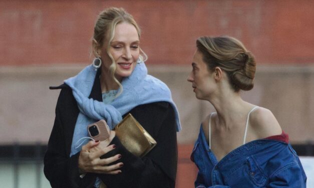 Uma Thurman est une mère bohème de la mariée alors qu&rsquo;elle soutient sa fille Maya Hawke