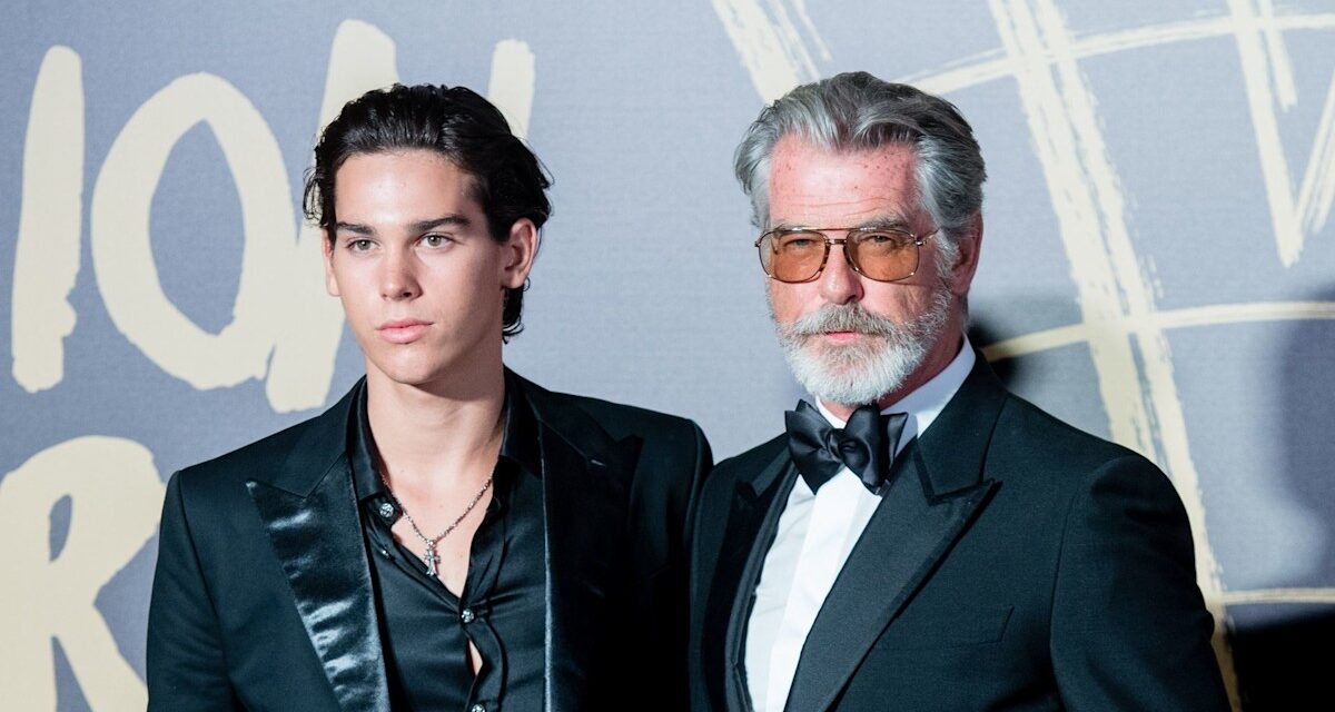 Le fils sosie de Pierce Brosnan fait parler les fans dans une publicité torride pour des sous-vêtements