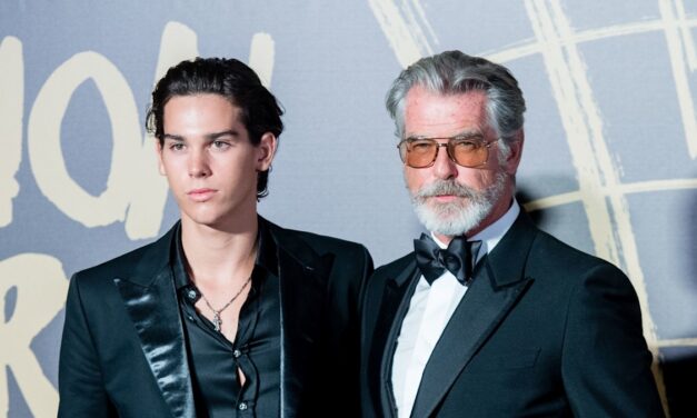 Le fils sosie de Pierce Brosnan fait parler les fans dans une publicité torride pour des sous-vêtements