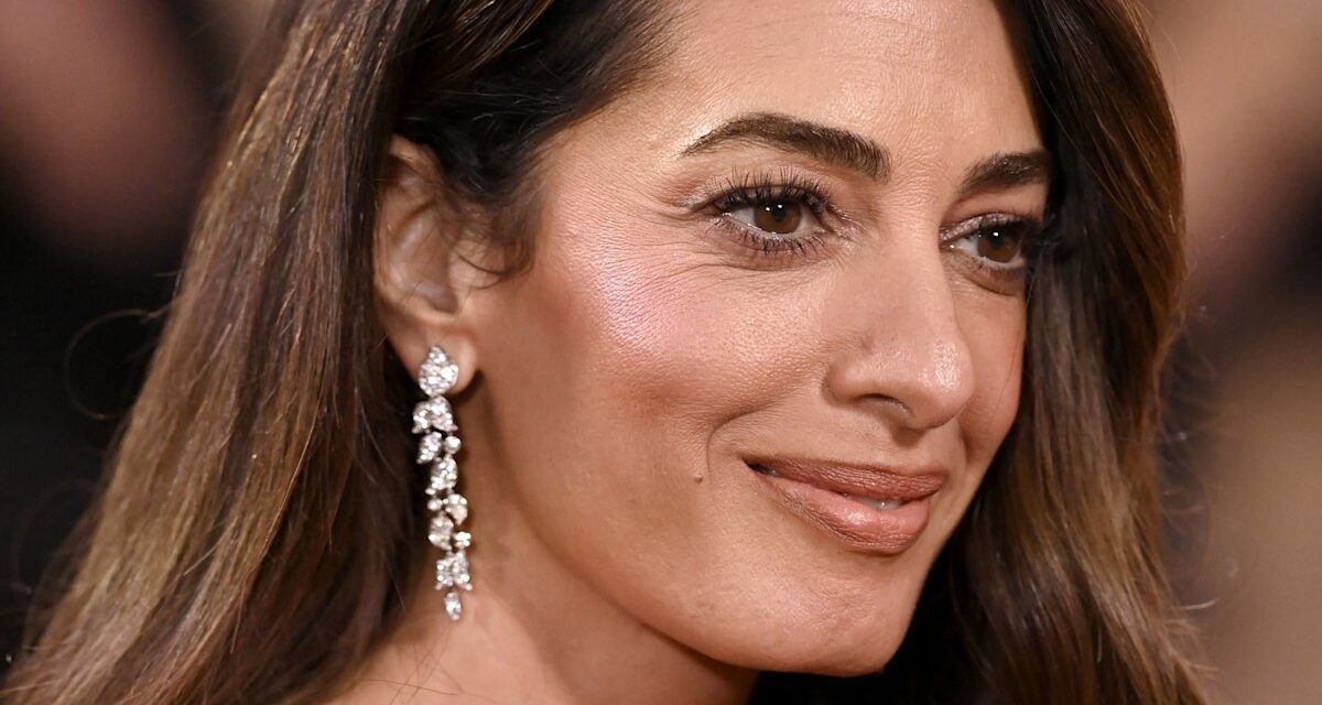 Amal, l&rsquo;épouse de George Clooney, est une bombe des années 70 en jean allongeant les jambes