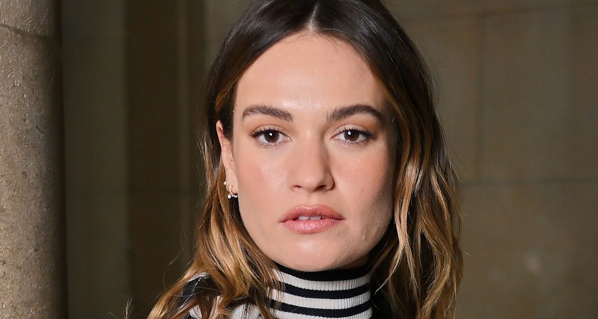 Lily James est une illusion d&rsquo;optique dans un look moulant inattendu