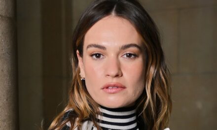 Lily James est une illusion d&rsquo;optique dans un look moulant inattendu