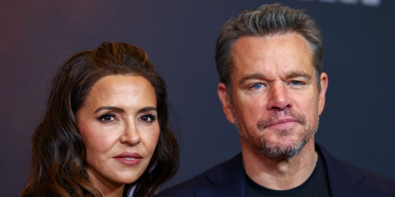 La femme de Matt Damon présente un tout nouveau look pour le tapis rouge avec son mari et Ben Affleck