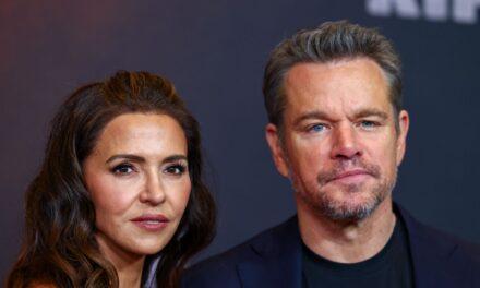 La femme de Matt Damon présente un tout nouveau look pour le tapis rouge avec son mari et Ben Affleck