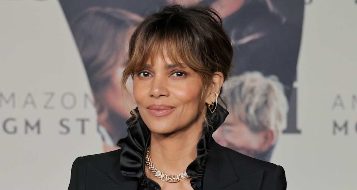 Halle Berry fait une première apparition remarquée avec une bague de fiançailles à six chiffres