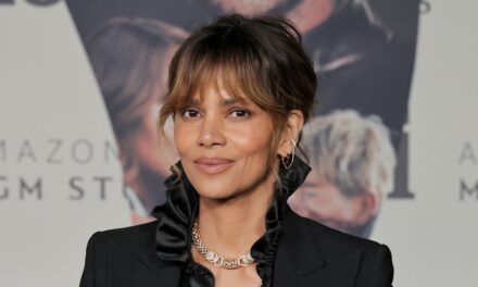 Halle Berry fait une première apparition remarquée avec une bague de fiançailles à six chiffres