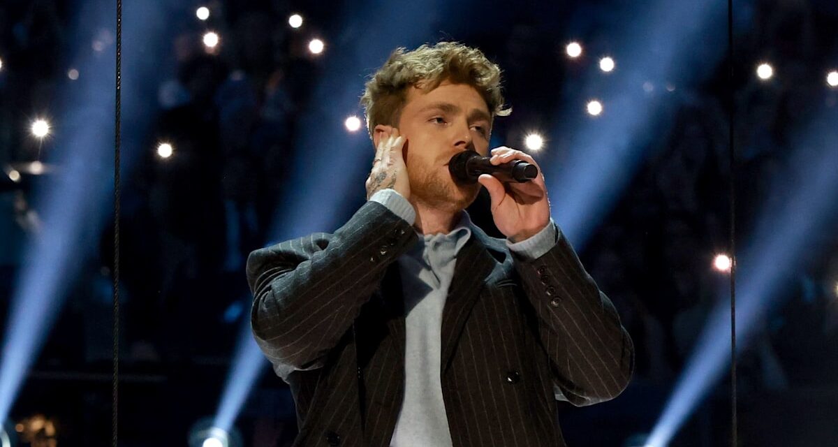 Le chanteur « ordinaire » Alex Warren révèle une erreur majeure en live lors de la performance des Grammys