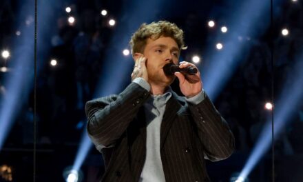 Le chanteur « ordinaire » Alex Warren révèle une erreur majeure en live lors de la performance des Grammys