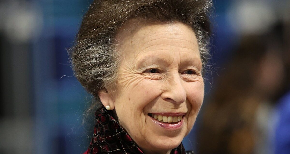 La princesse Anne porte des gants en laine et des bottes d&rsquo;hiver – le jour le plus chaud de l&rsquo;année