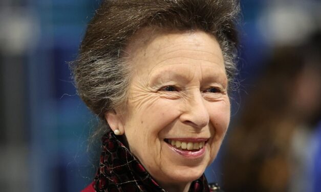 La princesse Anne porte des gants en laine et des bottes d&rsquo;hiver – le jour le plus chaud de l&rsquo;année