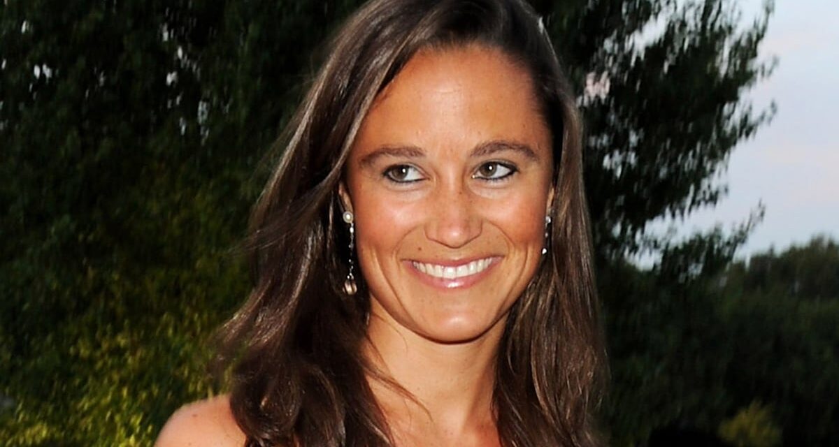 Pippa Middleton est la fille ultime de Chelsea en robe plongeante aux côtés de sa sœur Kate Middleton