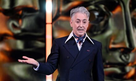 L&rsquo;animateur des BAFTA, Alan Cumming, s&rsquo;excuse pour les perturbations et les cris lors de la cérémonie de remise des prix.
