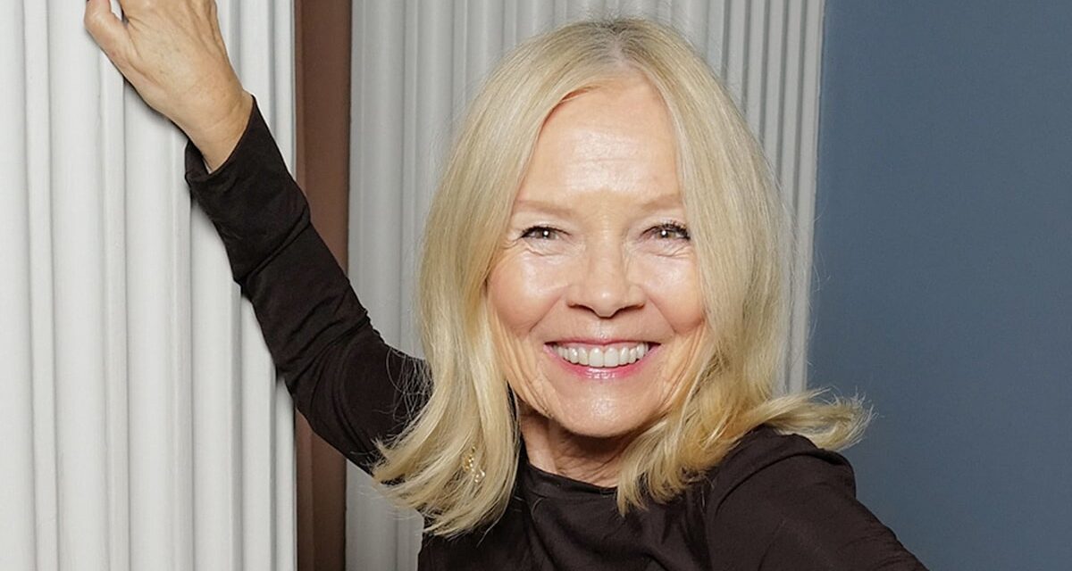 Jo Good, 71 ans, portait la jupe à imprimé cœur du moment : « Je l&rsquo;adore »