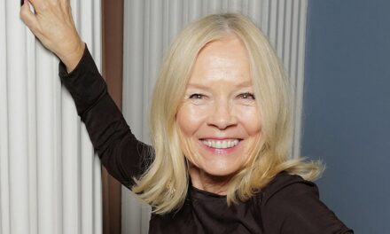 Jo Good, 71 ans, portait la jupe à imprimé cœur du moment : « Je l&rsquo;adore »