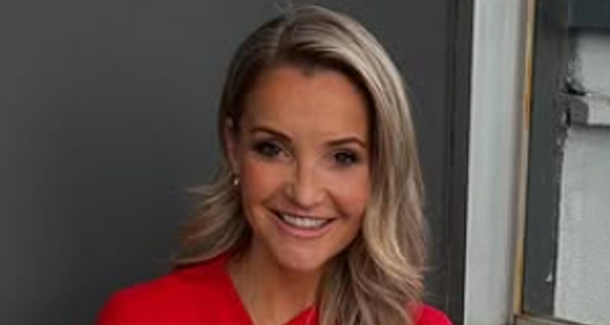 Helen Skelton est une bombe télévisée en double cuir et en bottes tueuses