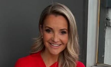 Helen Skelton est une bombe télévisée en double cuir et en bottes tueuses