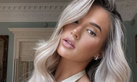 Molly-Mae impressionne dans son maillot de bain qui flatte les courbes – et il vient de revenir en stock