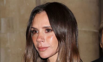 Victoria Beckham est l&rsquo;exemple parfait pour perfectionner les décolletés audacieux à 50 ans.
