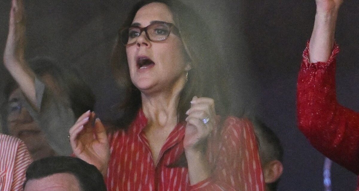 La reine Mary prouve qu&rsquo;elle est la royale la plus terre-à-terre avec une démonstration sérieusement animée lors de la finale de handball