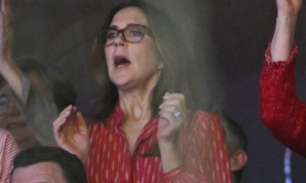 La reine Mary prouve qu&rsquo;elle est la royale la plus terre-à-terre avec une démonstration sérieusement animée lors de la finale de handball