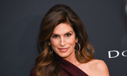 Cindy Crawford déclare que « 60 ans est le nouveau 60 ans » en partageant de superbes photos d&rsquo;anniversaire