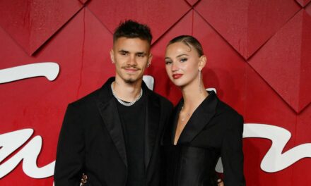 Romeo Beckham retrouve son ex Mia Regan lors d&rsquo;un moment de défilé devant sa petite amie Kim Turnbull