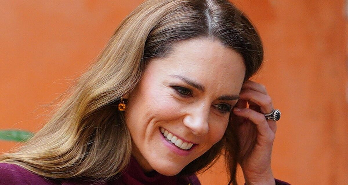 Kate Middleton fait tourner les têtes avec un manteau sculptant et des bottes hauteur genou