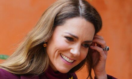 Kate Middleton fait tourner les têtes avec un manteau sculptant et des bottes hauteur genou
