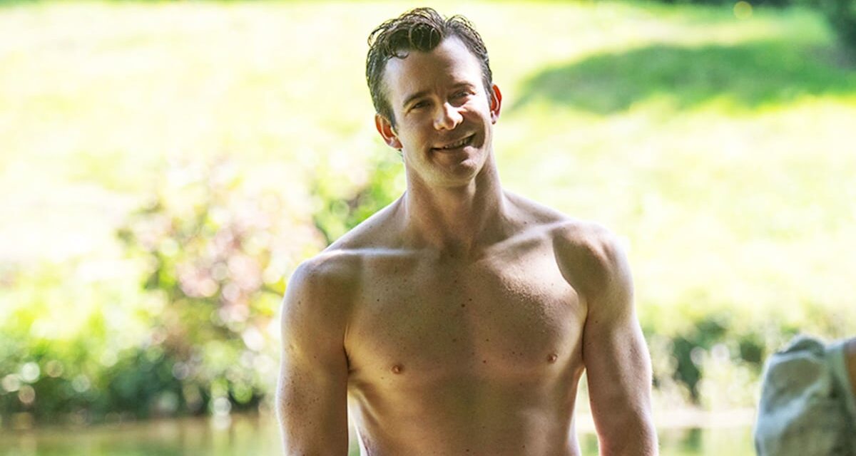 Le costumier de Bridgerton partage une science surprenante sur la chemise mouillée « parfaitement pondérée » de Benedict – exclusivité