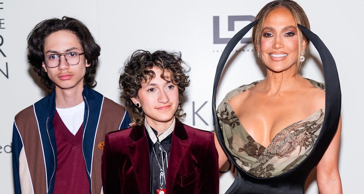 Jennifer Lopez partage l&rsquo;album de famille des jumeaux Max et Emme à l&rsquo;occasion de son 18e anniversaire : « Nous avons toujours été tous les trois »