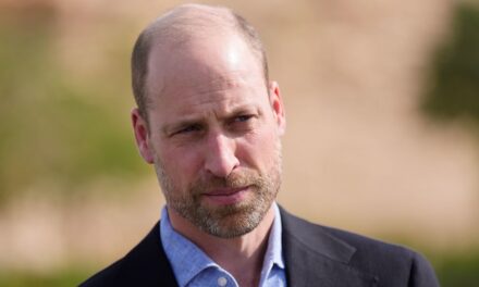 Le prince William interrogé sur le scandale Epstein après avoir rencontré des footballeuses lors d&rsquo;un voyage en Arabie Saoudite