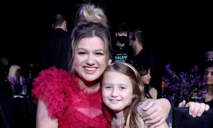 Kelly Clarkson fait le point sur sa vie de famille et son avenir alors qu&rsquo;elle entre dans un nouveau chapitre
