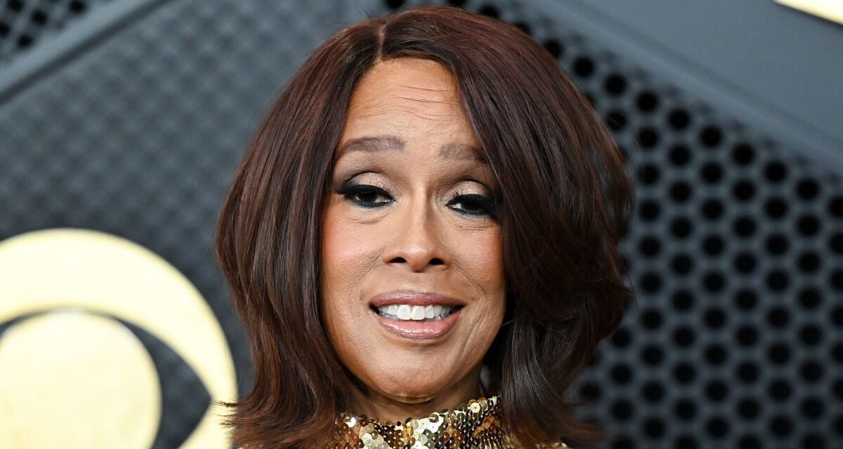 Gayle King éblouissante dans une robe métallisée dorée aux Grammys