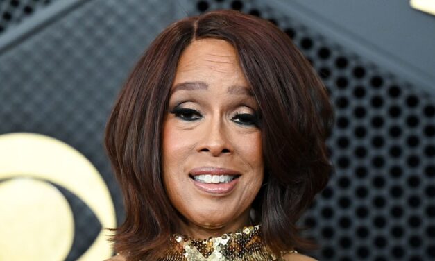 Gayle King éblouissante dans une robe métallisée dorée aux Grammys