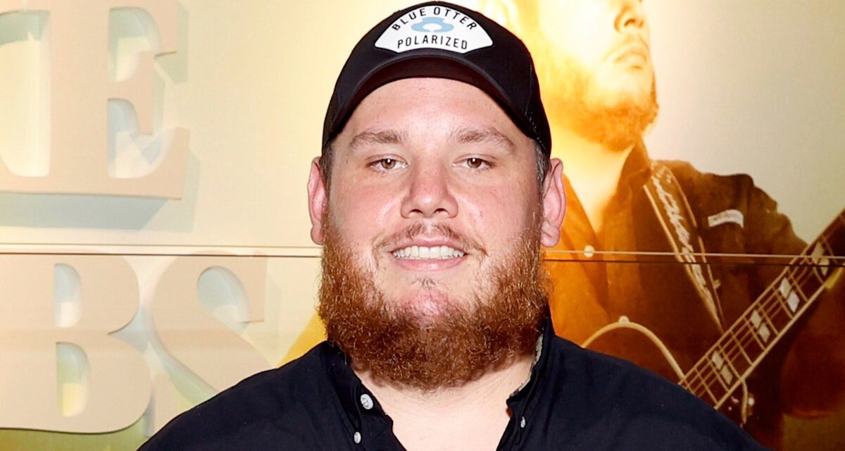 Luke Combs se retire de l&rsquo;émission du Super Bowl alors qu&rsquo;il partage d&rsquo;importantes nouvelles familiales