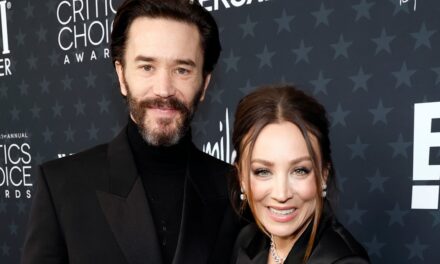 Kaley Cuoco obligée de défendre son accord de couchage avec son fiancé Tom Pelphrey