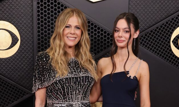 Rita Wilson, 69 ans, a l&rsquo;air incroyable alors qu&rsquo;elle sort avec sa petite-fille Olivia Hanks