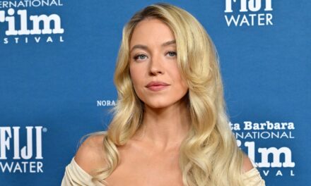 Sydney Sweeney se transforme de manière frappante en icône hollywoodienne dans une robe moulante d&rsquo;archives 70 ans plus tard