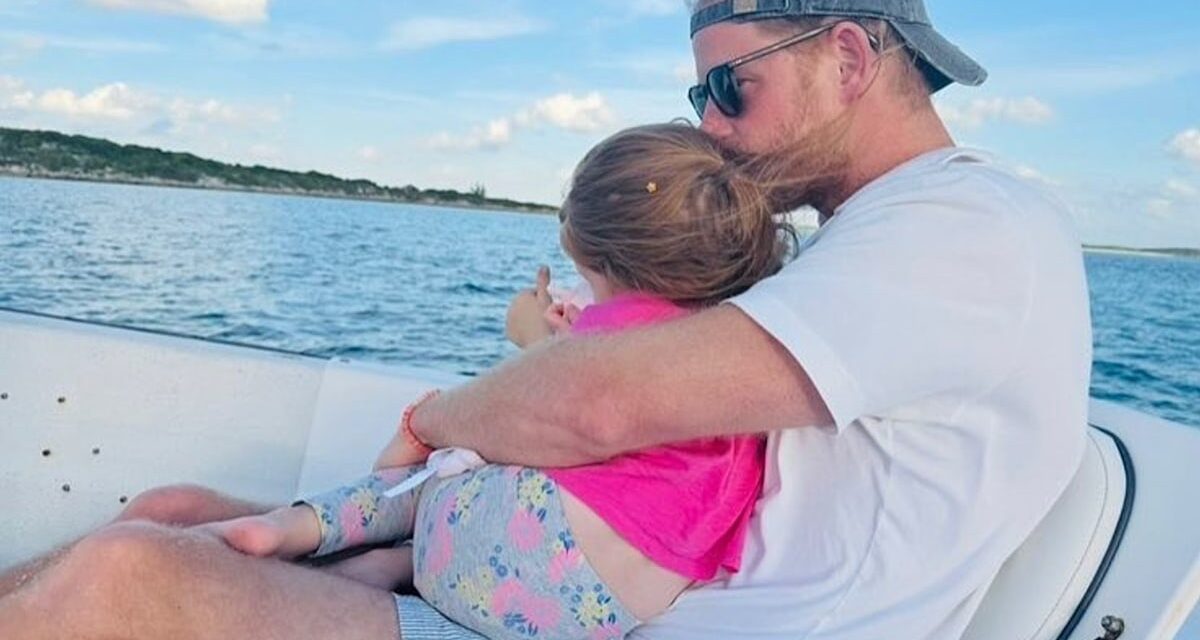 La princesse Lilibet est une mini ballerine vêtue d&rsquo;une robe rose pâle « traditionnelle » – et de cheveux roux les plus longs