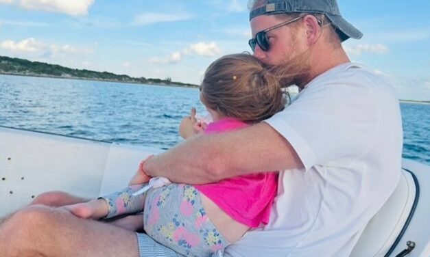 La princesse Lilibet est une mini ballerine vêtue d&rsquo;une robe rose pâle « traditionnelle » – et de cheveux roux les plus longs