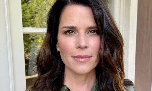 L&rsquo;éclat de Lincoln Lawyer : le secret le mieux gardé de Neve Campbell est cette fondation culte classique