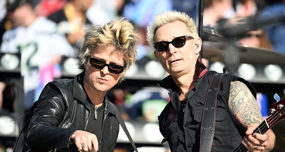 Green Day divise les téléspectateurs du Super Bowl avec une performance choquante d&rsquo;une chanson à succès lors de l&rsquo;émission d&rsquo;avant-match