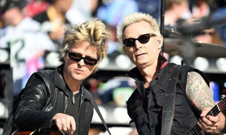 Green Day divise les téléspectateurs du Super Bowl avec une performance choquante d&rsquo;une chanson à succès lors de l&rsquo;émission d&rsquo;avant-match