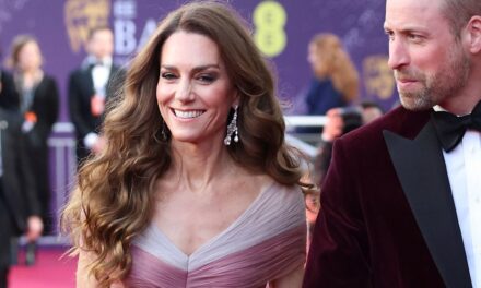 Kate Middleton fait un clin d&rsquo;œil sentimental à la défunte reine avec des détails cachés lors de son apparition aux BAFTA