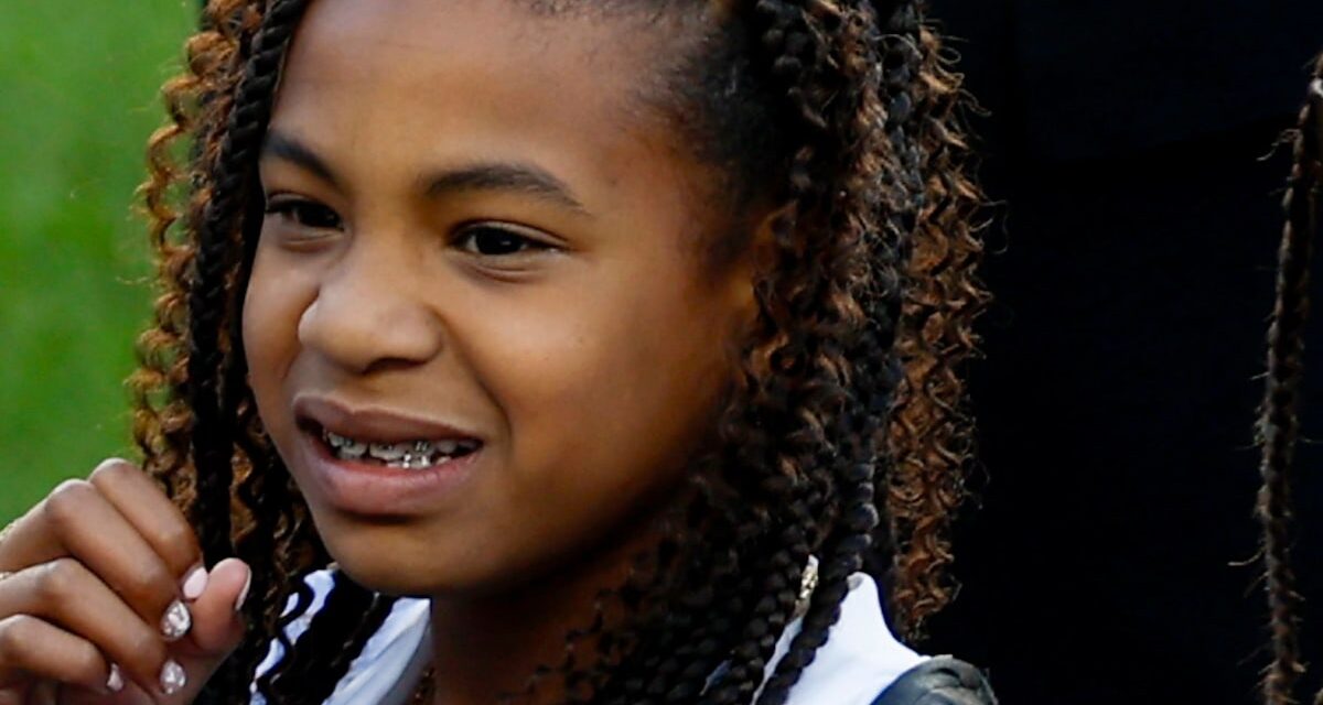 Rumi Carter, 8 ans, avant-gardiste, arrive au Super Bowl avec un sac de créateur très demandé que vous ne pouvez plus acheter