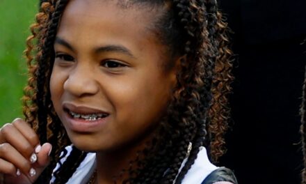 Rumi Carter, 8 ans, avant-gardiste, arrive au Super Bowl avec un sac de créateur très demandé que vous ne pouvez plus acheter