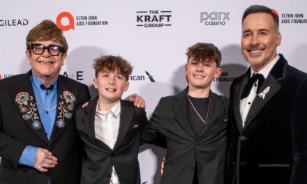 David Furnish partage des photos inédites de ses fils adolescents lors d&rsquo;une escapade enneigée